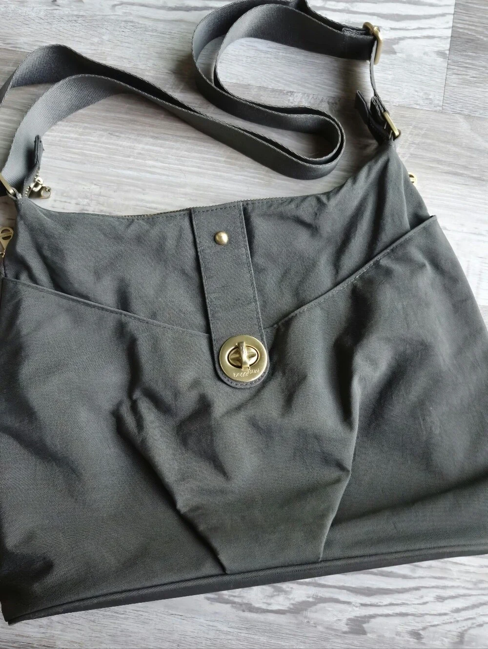 Baggallini Helsinki Crossbody Travel Bag Gray Gold Hardware RFID Wristlet - Picture 8 of 14